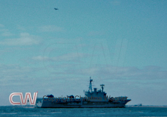 Im gebührenden Abstand machten sie nacheinander zum Abschied einen Überflug über die HMS HERMES. Auf dem Bild ist einer der F-4 Phnatom II zu sehen.
