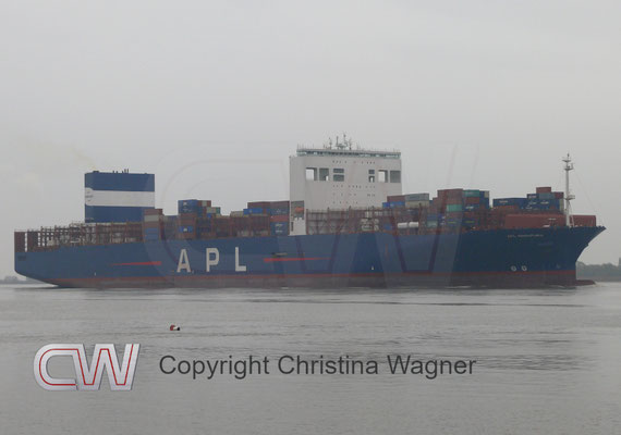 2019 wurde das Schiff auf fast 400 m verlängert, der Aufbau und der Schornstein erhöht. Später erhielt das nun 17.292  TEU Schiff noch den auf dem Bild erkennbaren Scrubber. Schön ist anders.