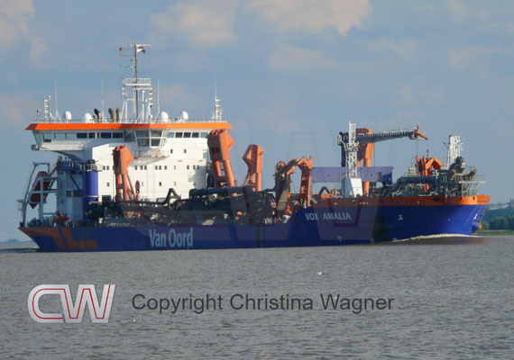 Die Mega-Containercarrier erfordern auch immer größere Wassertiefen. Daher sind ständig Hopper-Dredger (Laderaumsaugbagger) wie die VOX  AMALIA auf der Elbe im Einsatz