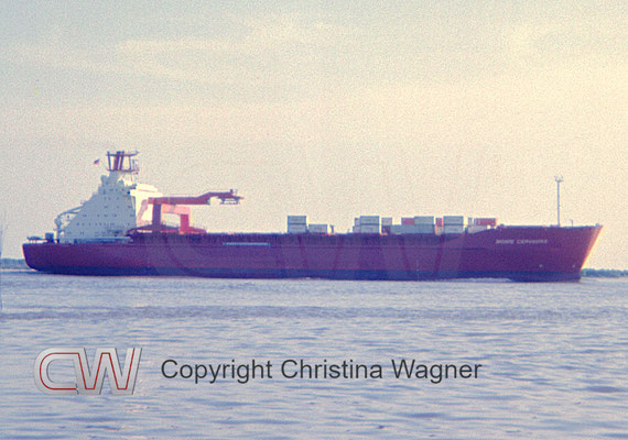 Das 1982 gebaute Hamburg-Süd Containerschiff MONTE CERVANTES besticht durch seinen auffälligen Schornstein
