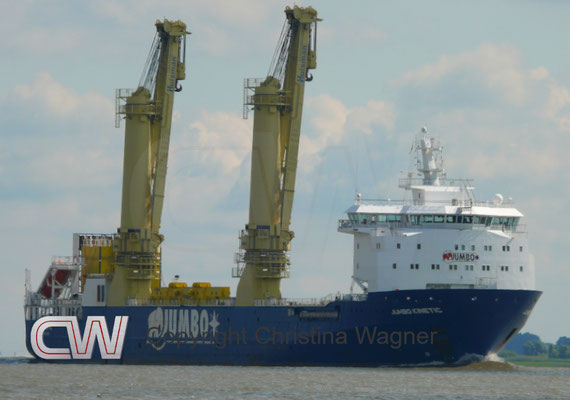 Mit ihren beiden 1.500 t tragenden Huisman Kränen ist die JUMBO KENETIC mit 3.000 t zusammen mit ihrem Schwesterschiff der Weltmeister der Schwergutschiffe