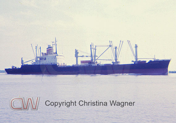 Die SCHWABENSTEIN von Hapag-Lloyd wurde 1980 um den Containerbereich mit Kran vor dem Aufbau umgebaut. 