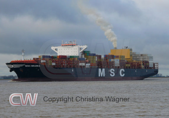 Auch bei Containerschiffen ab 300 m wird wie bei der 9.411 TEU MSC BRANKA die neue Bauweise verwendet. Das Schiff wurde mit einem Scrubber nachgerüstet und zeigt die oft typische Dampfwolke
