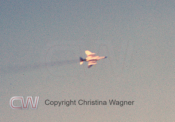 Zwei F-4 Phantom II der Luftwaffe erschienen am Himmel und schwenkten auf den Kurs des Trägers ein