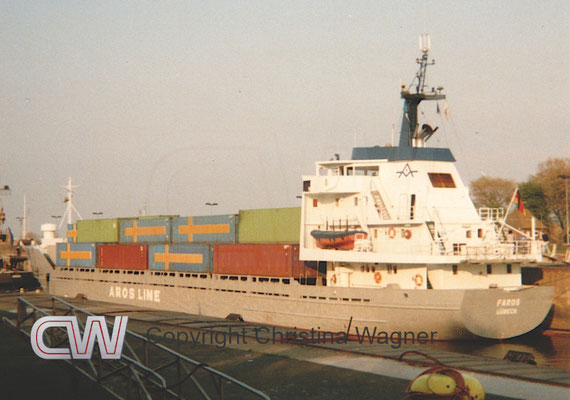 Von der Hugo Peterswerft wurde 1978 die FAROS (148 TEU) abgeliefert. Das Bild entstand, als das Betreten der Schleusenanlage in Brunsbüttel noch möglich war.