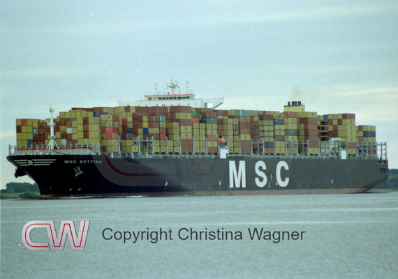 Die MSC BETTINA (13.800 TEU) und ihre 7 Schwesterschiffe waren ab 2008 die ersten der neuen Bauart mit nach vorne versetzten Brückenaufbau. Auf dieser Basis basieren die heutigen Containergiganten.