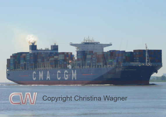 Bei ihrer Indienstnahme 2013 war die CMA CGM ALEXANDER VON HUMBOLDT mit 16.020 TEU das größte Containerschiff. Wie am Schronstein zu sehen, wurde das Schiff mit einem Scrubber nachgerüstet.