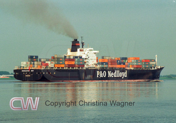 Die 1977 beim Bremer Vulcan gebaute RESOLUTION BAY konnte wie ihre 4 Schwesterschiffe 2.344 TEU befördern. Mit Stellplätzen von 1.224 TEU für Kühlcontainer waren sie bis zur Abwrackung ab 2002 die größten Kühlcontainerschiffe
