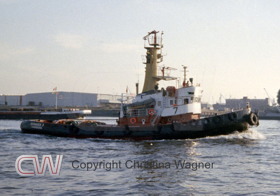 Die 1972 abgelieferte BUGSIER 7 gehörte mit 42 t Pfahlzug zu den größeren Schleppern und ist noch heute als ERICE im Mittelmeer im Einsatz