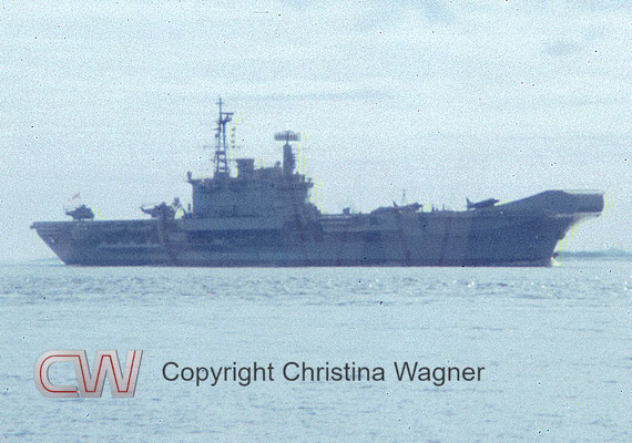 Die HMS HERMES (R12) kam von ihrem Besuch in Hamburg langsam elbabwärts.
