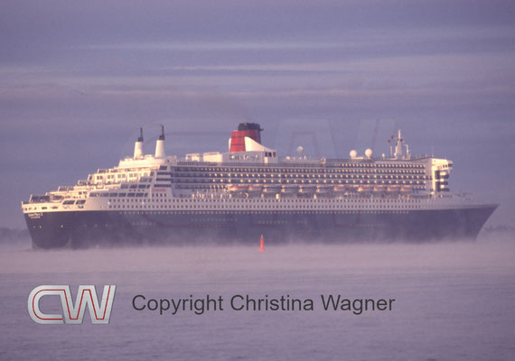Die QEEN MARY II im morgendlichen Nebel auf der Elbe