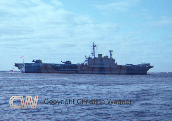 1983 besuchte der Flugzeugträger HMS HERMES (R12) vor seiner Außerdienststellung noch einmal Hamburg