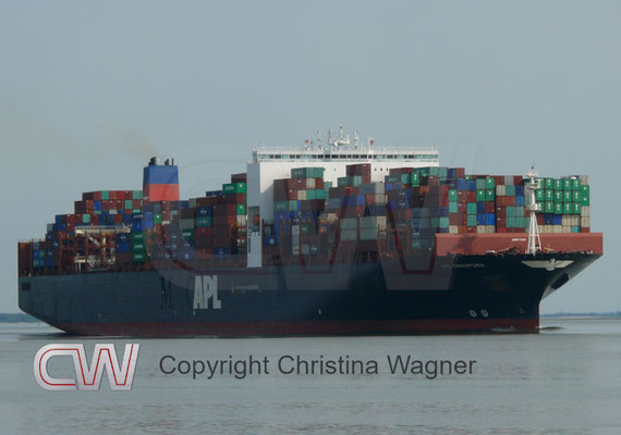 Die 2013 gebaute APL SINGAPURA konnte 13.892 TEU aufnehmen. Auffällig ist der über die gesamte Breite reichende Brückenaufbau