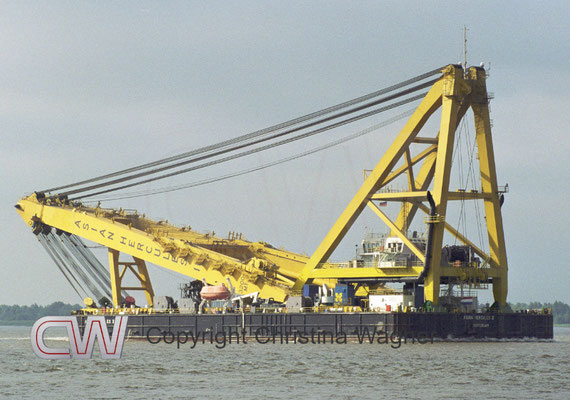 Der 3.200 t Schwimmkran ASIAN HERCULES II gehört zu den leistungsfähigsten seiner Art