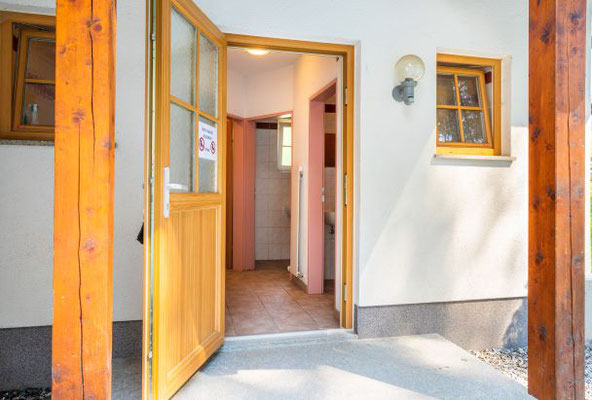 Das Sanitärhäuschen ist an die Selbstversorgerhütte angebaut