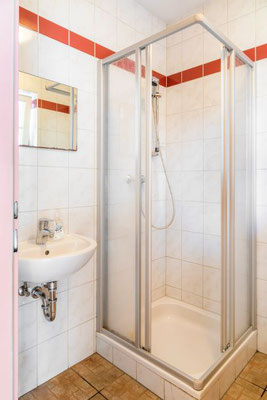 2 getrennte Räume: 1 Dusche und 1 WC für Burschen 