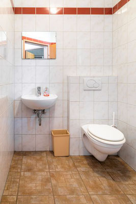 2 getrennte Räume: 1 Dusche und 1 WC für Mädchen