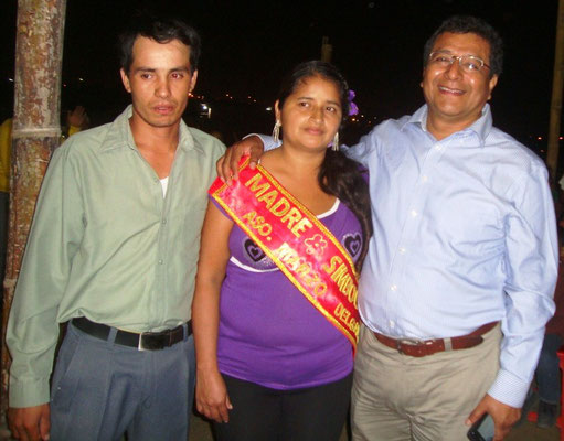 Miriam Lama, Madre Símbolo de la Ciudadela Marzo Delgado, posa con el alcalde Ricardo Quijije  y el presidente de la ciudadela, Darwin Mendoza.