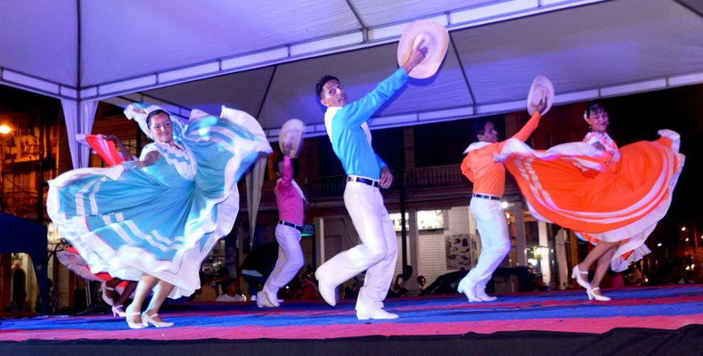 El folclore guayasense impactó el ánimo de los choneros durante el festival América Danza.