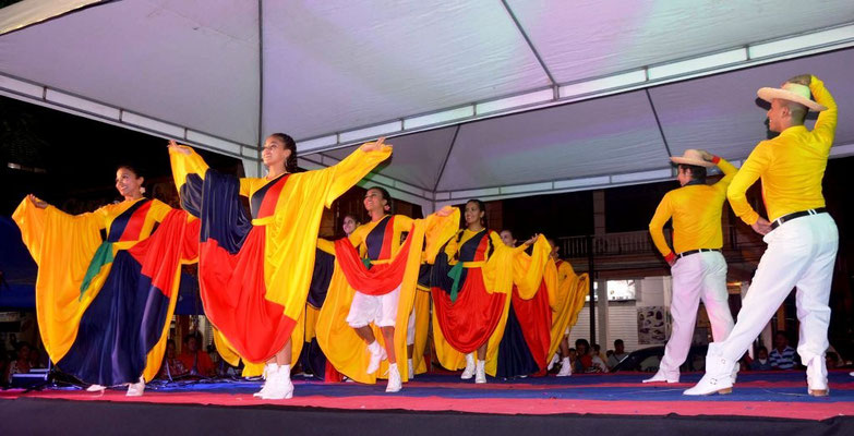 El folclore colombiano cautivó a los espectadores de Chone que vieron el Festival Spondylus América Danza.