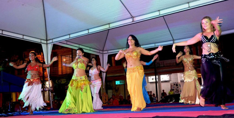 Grupo venezolano de danza folclórica, en el Festival Spondylus América Danza, en Chone.