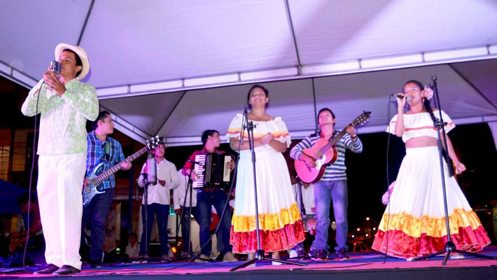 Alas de Colibrí, grupo folclórico local durante el Festival Spondylus América Danza, en Chone.