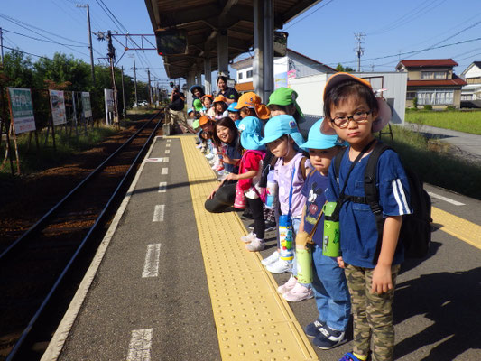 何色の電車が来るのかな？