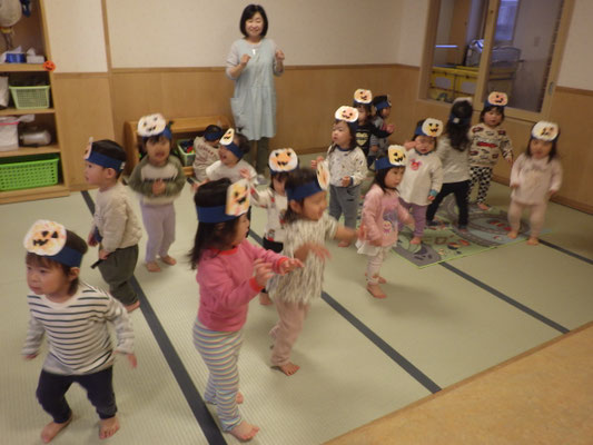 【1歳児】　ハロウィンダンスを楽しんでいます。
