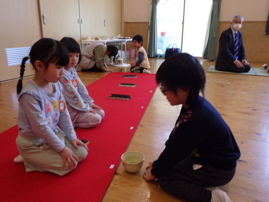 お茶をどうぞ。お茶も自分達で運びます！