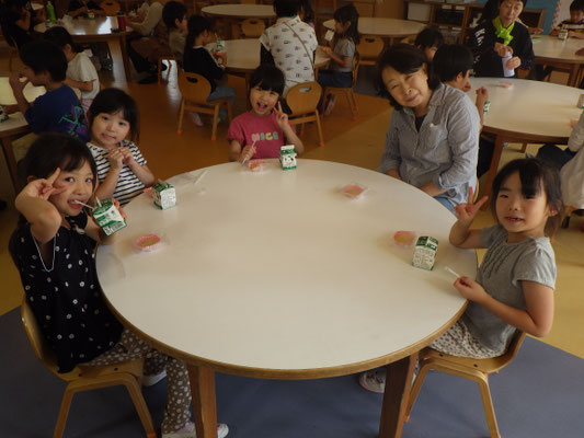 一緒におやつ。うれしいな♪