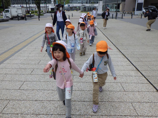ライトレールも発見！富山県美術館までみんなで歩きました。