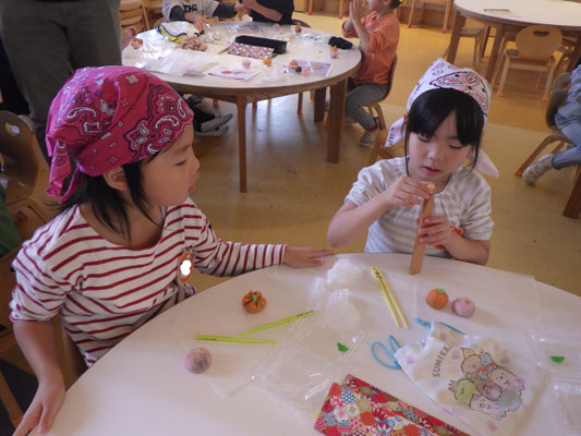 道具も使ってみよう！ぎゅっと押して模様をつけるよ。