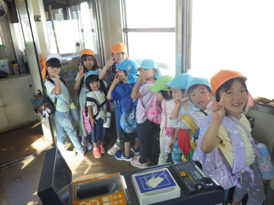 かぼちゃ電車に乗って出発！