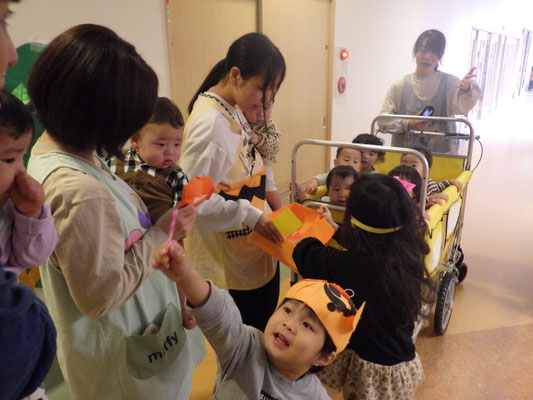 【0歳児】　園内を散歩中･･･