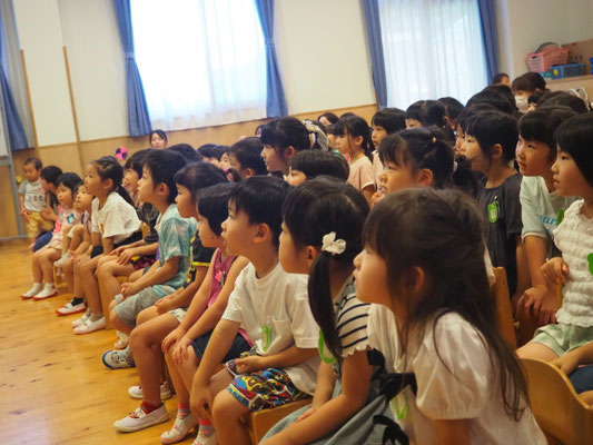 みんな釘付けで見ています。