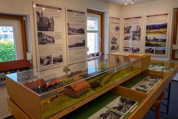 Ausstellung Lokalbahn Weiler Vitrine Modell Bahnhof Weiler (Foto Thomas Gretler)