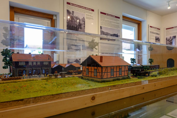 Ausstellung Lokalbahn Weiler Vitrine Modell Bahnhof Weiler (Foto Thomas Gretler)