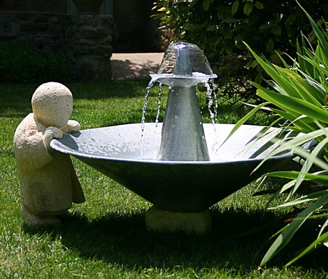 Fontaine originale en zinc et sculpture en pierre