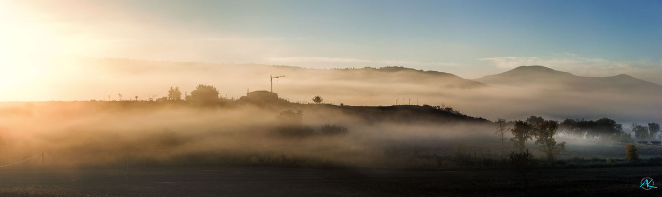 Wunderschöner Morgennebel im November 2021, mit Baustelle am Haupthaus