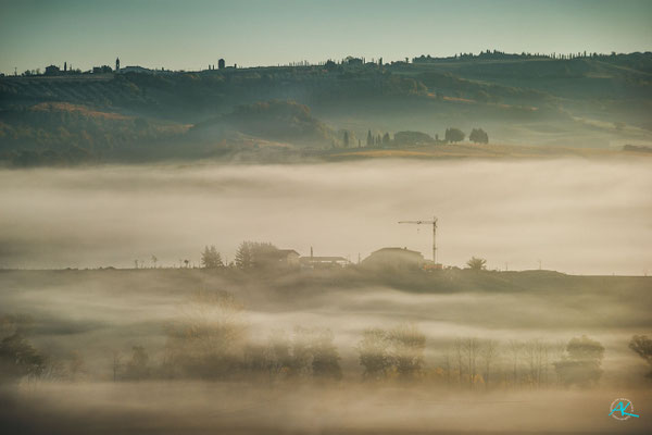 Wunderschöner Morgennebel im November 2021, mit Baustelle am Haupthaus