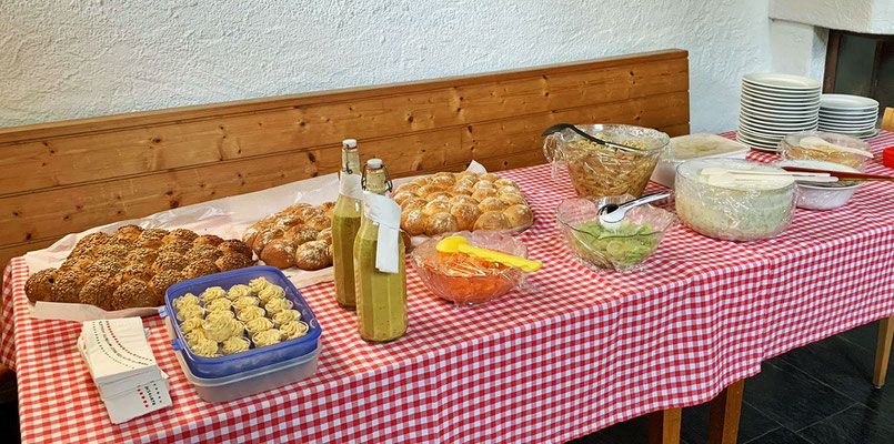 Salatbuffet mit Broten aus der Hausbäckerei Sandra Bühler