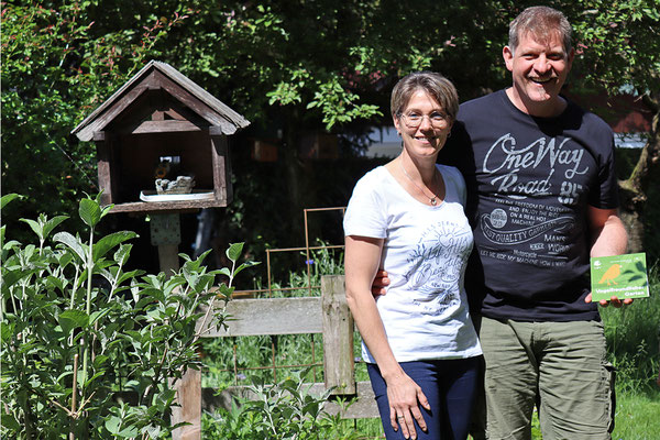 Bettina und Jan-Erik Ahlborn erhalten die die Plakette 'Vogelfreundlicher Garten'. Foto: Indes Wendekamm