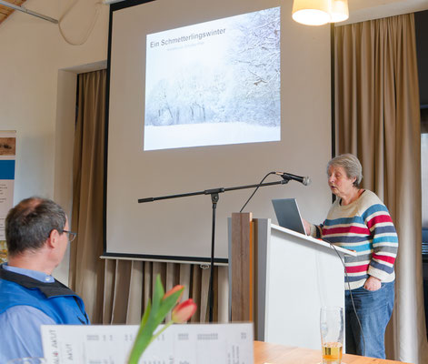 Frau Dr. Annette von Scholley-Pfab gibt spannende Einblicke in die Überwinterungsstrategien von Schmetterlingen. Foto: Martin Kächler
