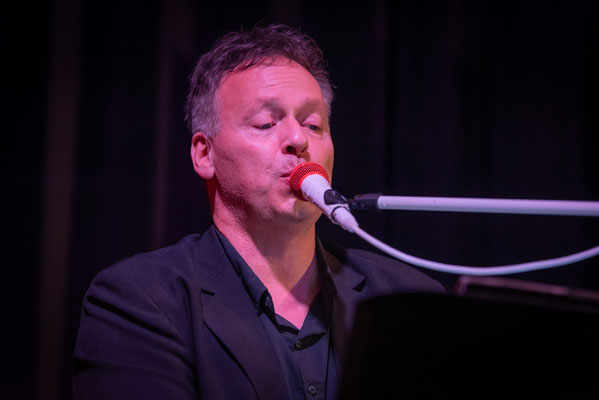Sänger Ralf Baitinger bei Slam Jam am 12. Oktober 2023 in den Burg-Lichtspielen, Gustavsburg.