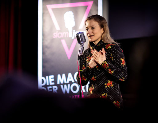 Julia Chapeau bei Slam Jam am 11. Januar 2024 im Kino Lichtblick, Walldorf.