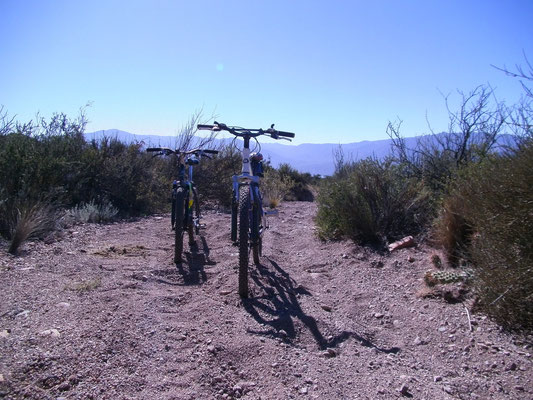 Luego de las rocas arena en la que se hunden las bicis.