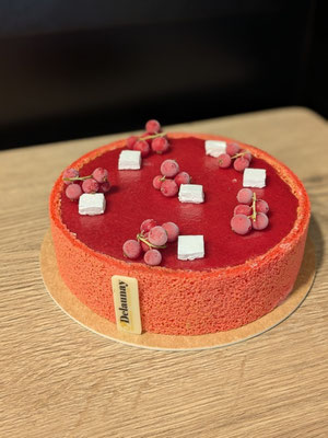 Juju : Biscuit léger, mousse ananas, crumble croustillant et crémeux groseille.