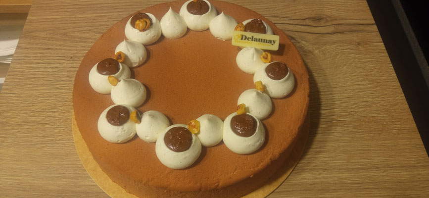 Noisetier : Biscuit noisette, croquant noisette, crémeux praliné noisette, praliné et crème légère vanille.