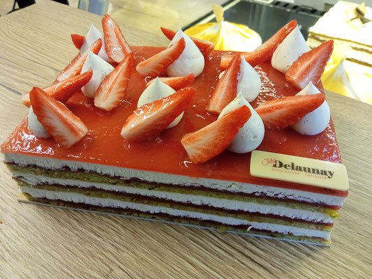 Fraisier revisité : Dacquoise pistache, confit fraise et ganache montée vanille. Décoré de fraises fraîche selon approvisionnement !
