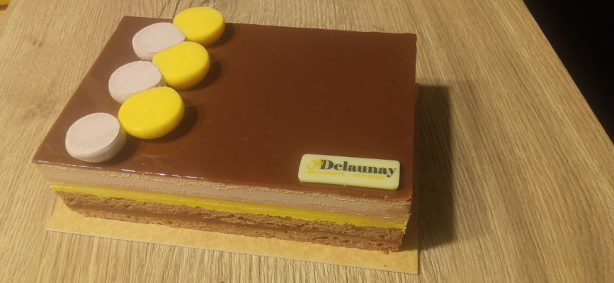 Équateur : Brownie chocolat et pépites chocolat lait, mousse gianduja, crémeux passion et mousse chocolat lait.